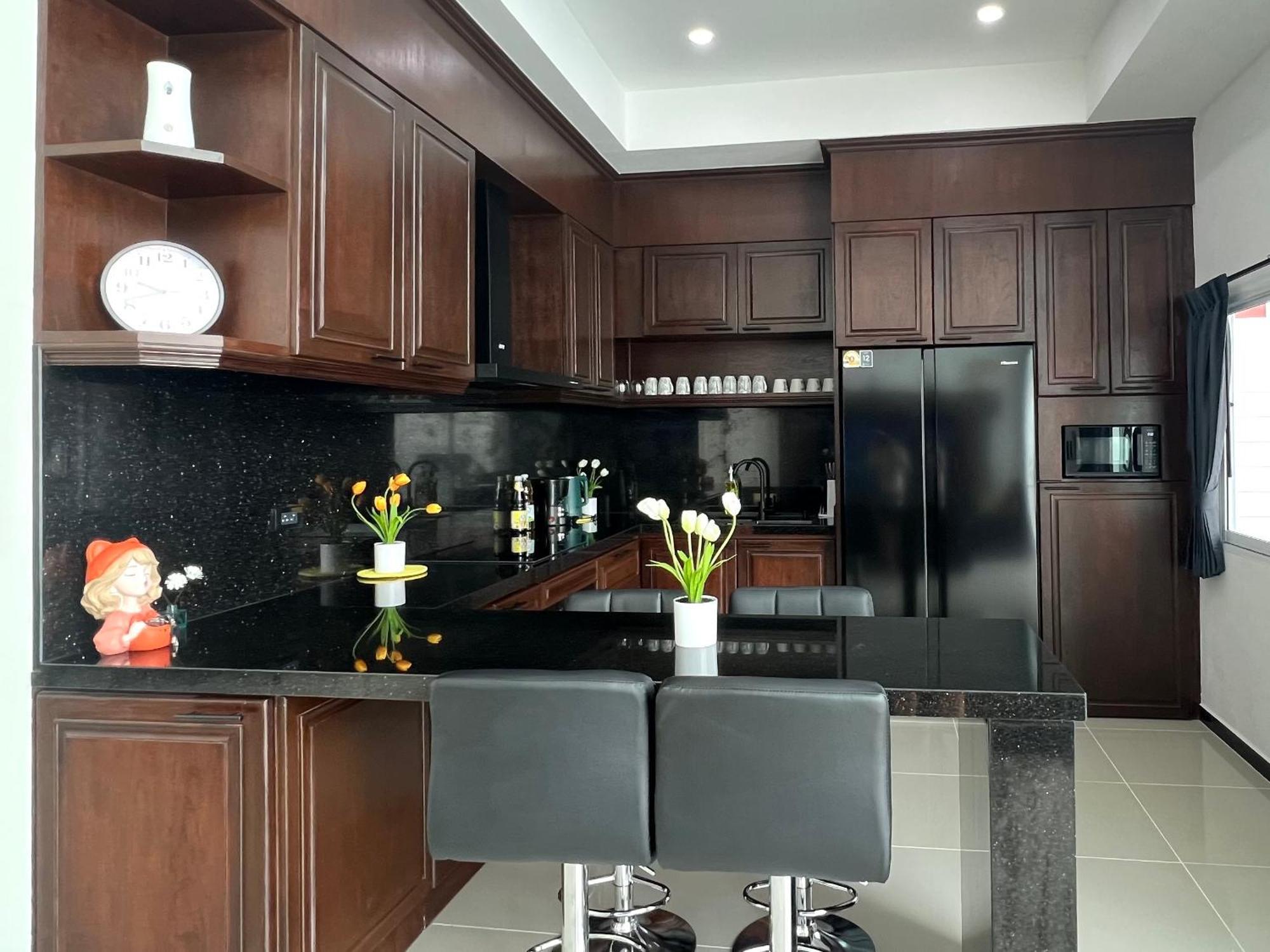 Cityhouse-roses,private Pool With Jacuzzi,near Walking Street Pattaya